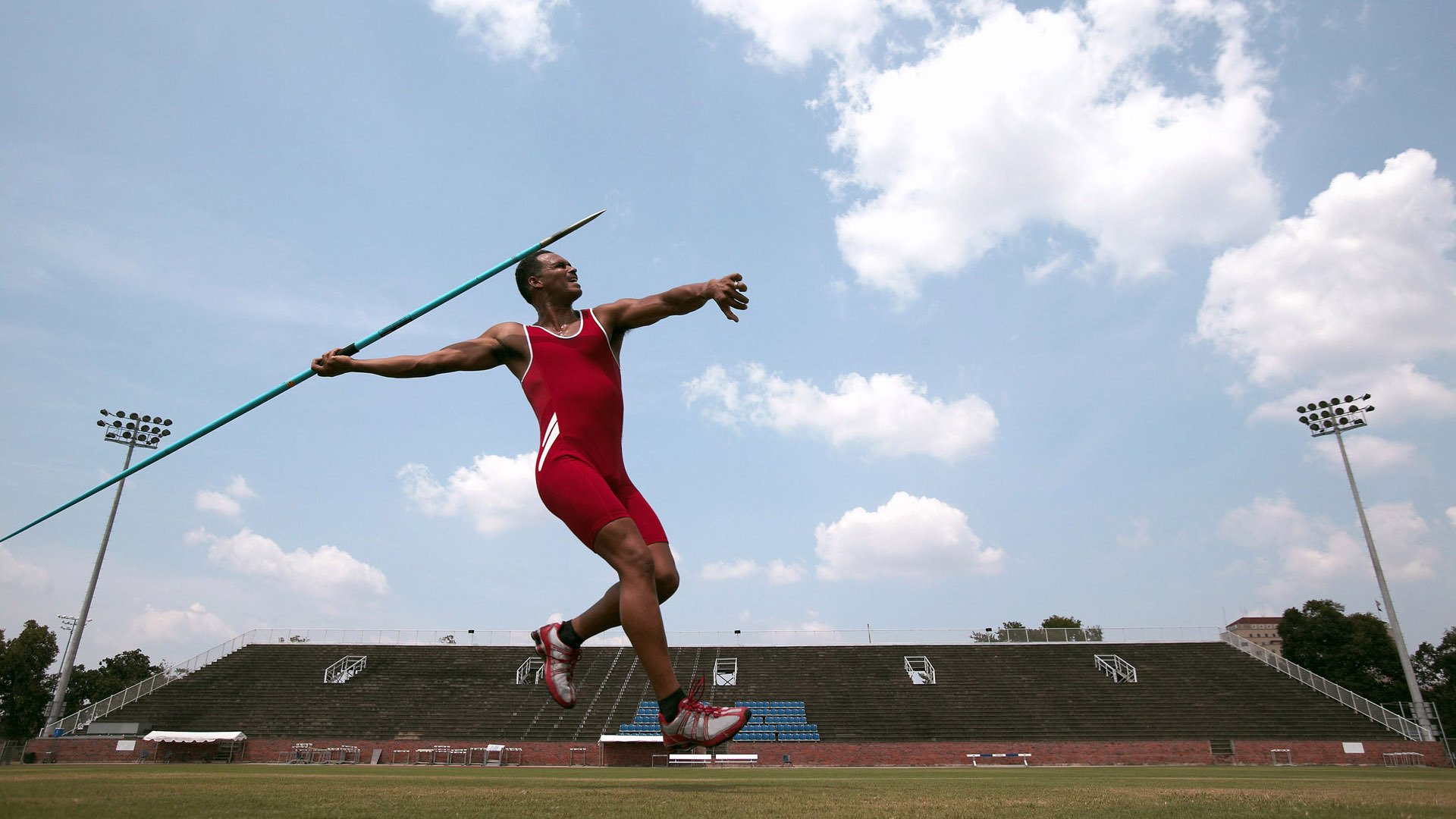 红色狂飙与银箭折翼，汉密尔顿驾驭法拉利横扫迈凯伦的传奇之战